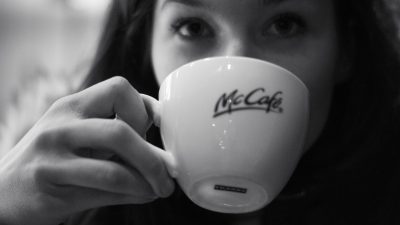 personne buvant chez mcdo
