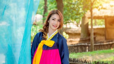 femme-asiatique-robe-traditionnel