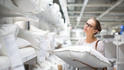 femme-choix-oreiller-magasin