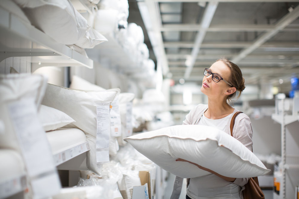 femme-choix-oreiller-magasin
