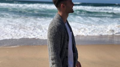 homme-cardigan-plage