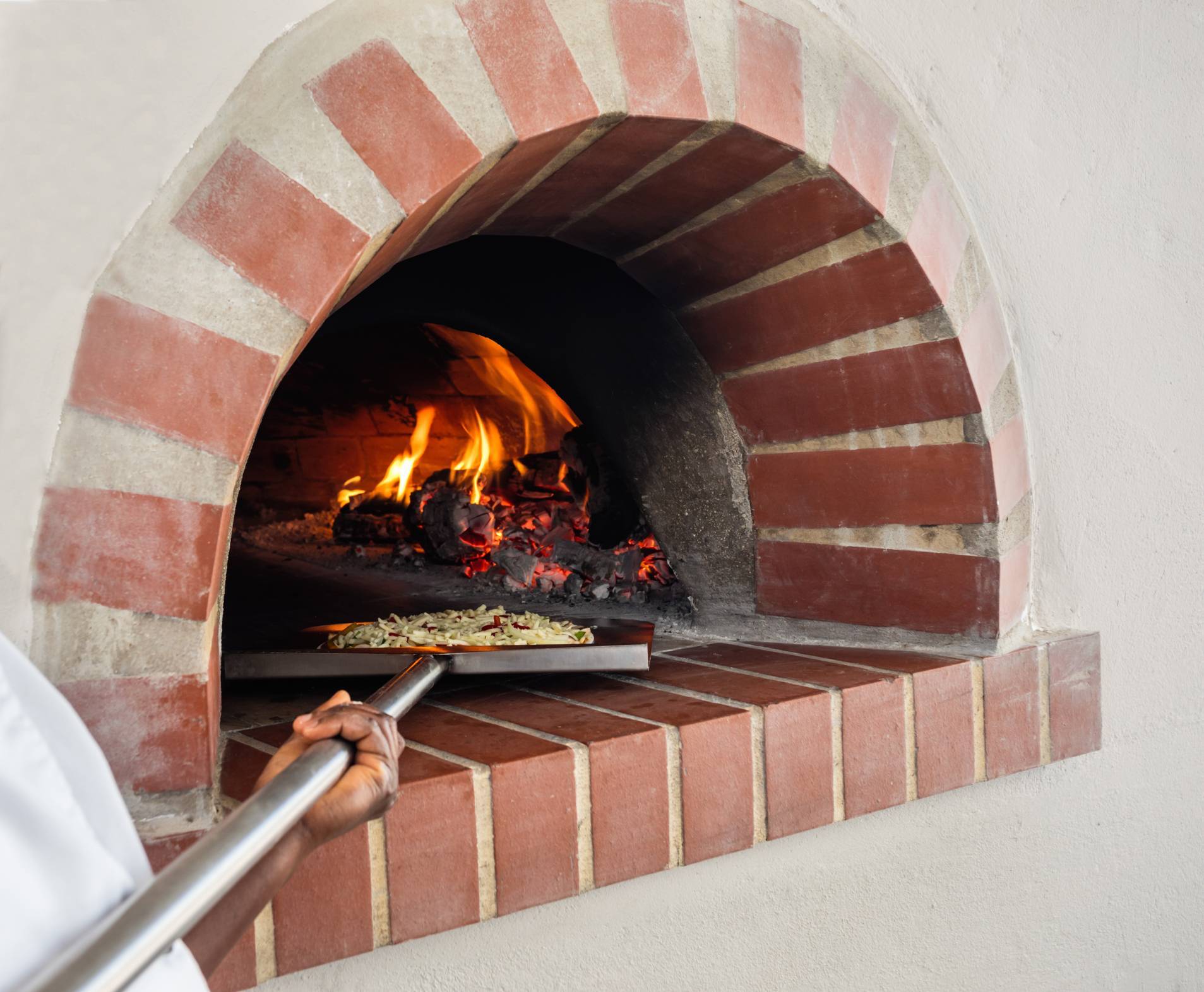 four à bois, faire cuire une pizza au feu