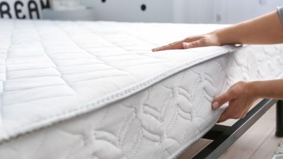 femme-choisi-matelas