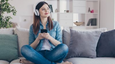 femme ecoute radio telephone