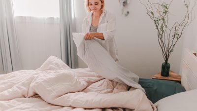 femme change housse de couette