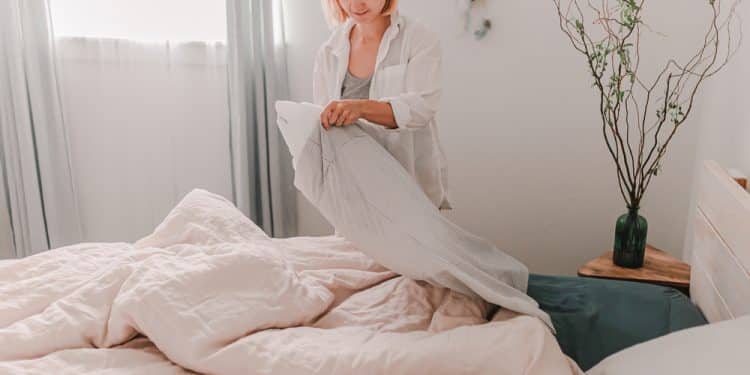 femme change housse de couette