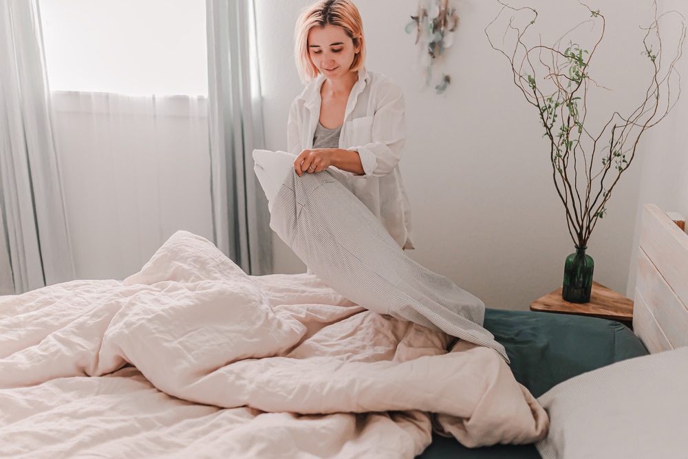 femme change housse de couette