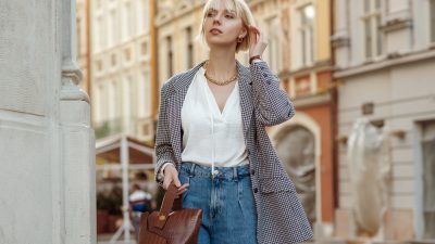 femme porte blazer classique