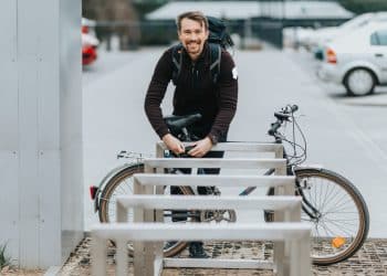 homme verrouille velo cadenas