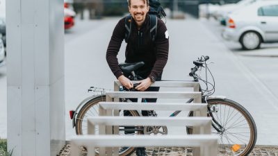 homme verrouille velo cadenas