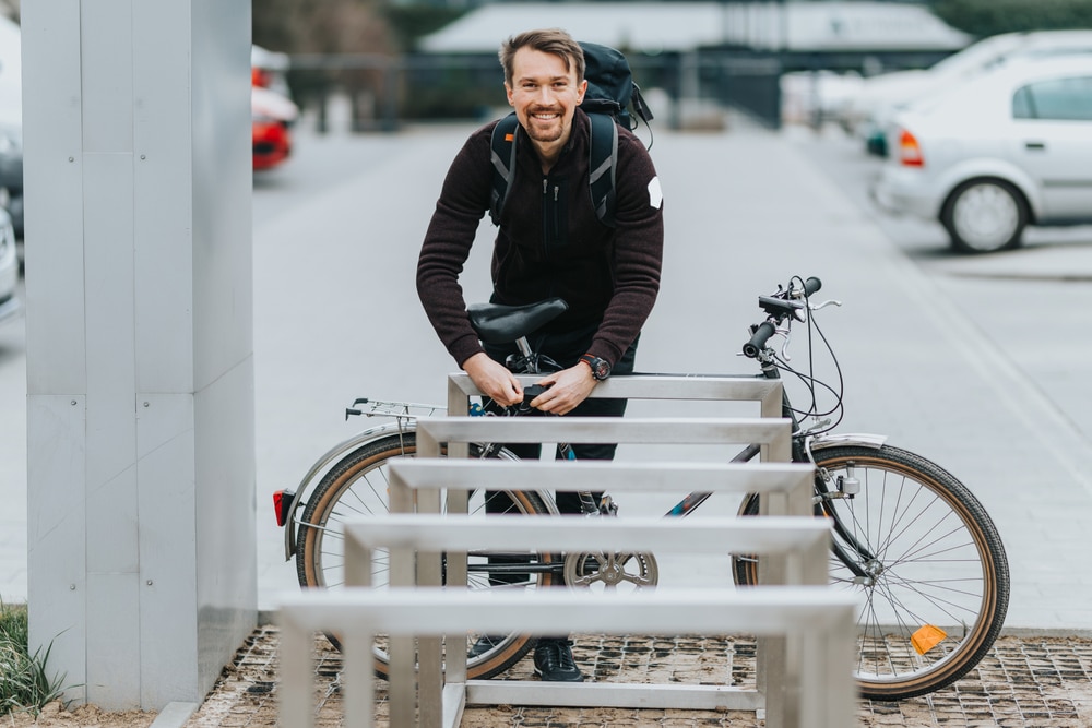 homme verrouille velo cadenas