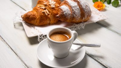petit dejeuner cafe croissant