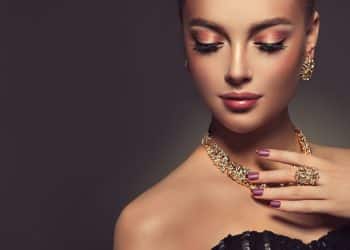 femme porte bijoux or