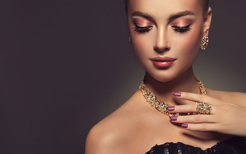 femme porte bijoux or