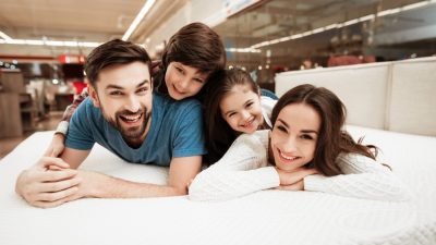 famille teste matelas en magasin