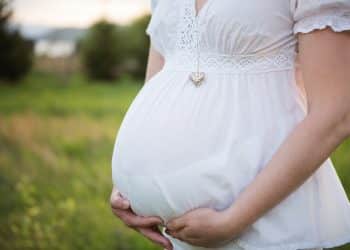 femme enceinte porte bola de grossesse