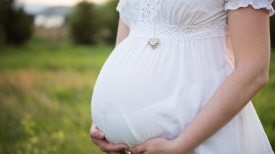 femme enceinte porte bola de grossesse