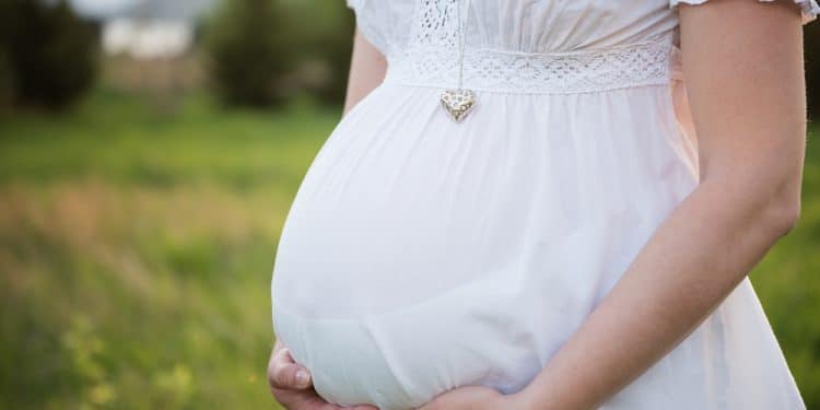 femme enceinte porte bola de grossesse