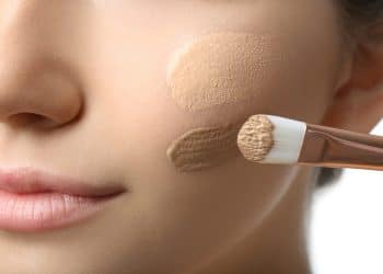 femme applique fond de teint