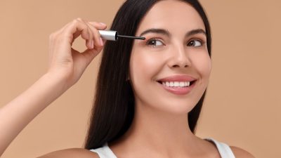 femme applique serum cils