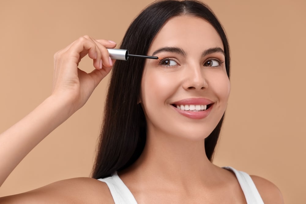 femme applique serum cils