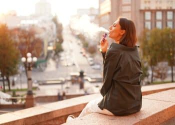 femme vapote cigarette electronique