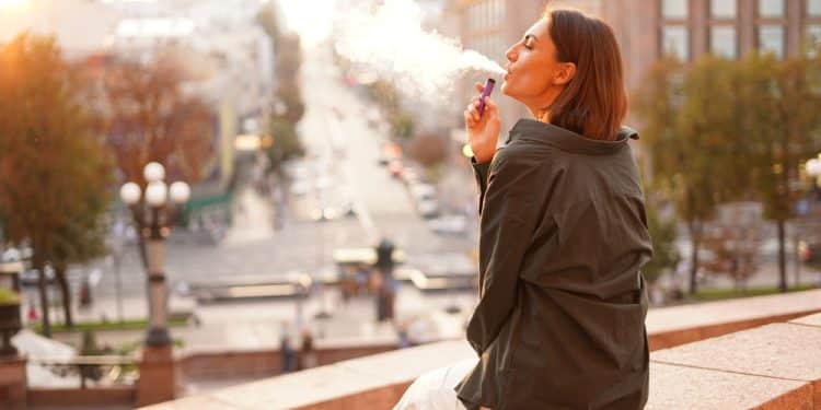 femme vapote cigarette electronique