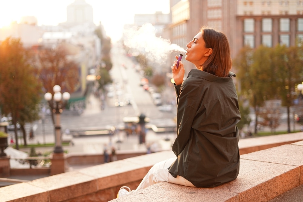femme vapote cigarette electronique