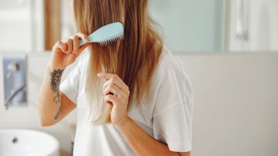 femme brosse cheveux