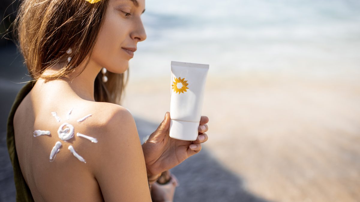 femme avec creme solaire