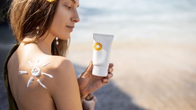 femme avec creme solaire